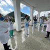 Alongamento e auto massagem – Educadora física ensina técnicas de relaxamento no local de trabalho